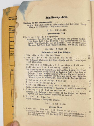 "Der Dienstunterricht im Heere, Ausgabe für den Nachrichtensoldaten", Berlin, Jahrgang 1940, 385 Seiten, A5, stark gebraucht, das 1. Blatt mit Bildnis A.H. fehlt