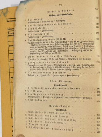 "Der Dienstunterricht im Heere, Ausgabe für den Nachrichtensoldaten", Berlin, Jahrgang 1940, 385 Seiten, A5, stark gebraucht, das 1. Blatt mit Bildnis A.H. fehlt