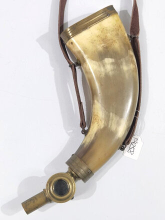 Pulverhorn aus Bein mit Messingbeschlägen. Alter und Herkunft unbekannt
