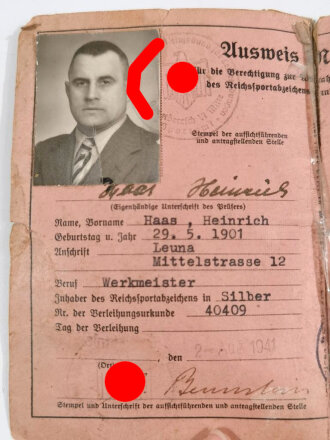 Ausweis für Reichssportabzeichen Prüfer. Stark getragen und geklebt, datiert 1942