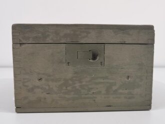 Luftwaffe, Transportkasten für technisches Gerät. Überlackiert, Maße 13,5 x 22 x 22cm