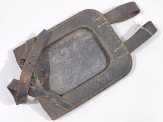 Tasche für den geraden Spaten der Wehrmacht aus Ersatzmaterial. der Verschlussbeschlag abgerissen