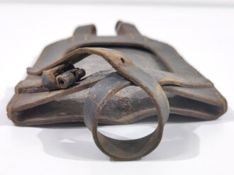 Tasche für den geraden Spaten der Wehrmacht aus Ersatzmaterial. der Verschlussbeschlag abgerissen