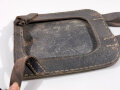 Tasche für den geraden Spaten der Wehrmacht aus Ersatzmaterial. der Verschlussbeschlag abgerissen