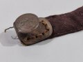 1. Weltkrieg, feldgrauer Schoßknopf auf Stoffband aufgenäht