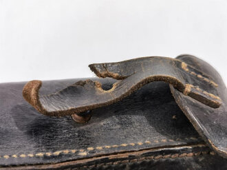 Tasche zum Pionier Pickel Wehrmacht . Getragenes Stück, undeutlich gestempelt, Leder angetrocknet, Nähte zum Teil nachgenäht