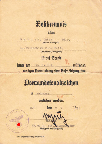 Urkundengruppe eines Fallschirmjägers mit Fallschirmschützenabzeichen in Stoffausführung und Erkennungsmarke, Angehöriger 1./Fallschirm M.G. Bataillon