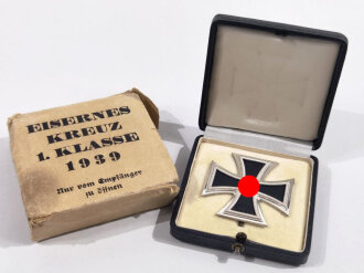 Eisernes Kreuz 1. Klasse 1939 mit Hersteller " L/11 " für " Wilhelm Deumer, Lüdenscheid " mit Umkarton dieser Beschädigt, Eisernes Kreuz und Etui im Bestzustand, Hakenkreuz mit voller Schwärzung,