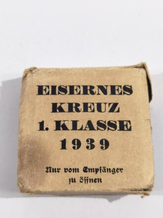 Eisernes Kreuz 1. Klasse 1939 mit Hersteller " L/11 " für " Wilhelm Deumer, Lüdenscheid " mit Umkarton dieser Beschädigt, Eisernes Kreuz und Etui im Bestzustand, Hakenkreuz mit voller Schwärzung,