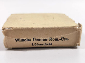 Eisernes Kreuz 1. Klasse 1939 mit Hersteller " L/11 " für " Wilhelm Deumer, Lüdenscheid " mit Umkarton dieser Beschädigt, Eisernes Kreuz und Etui im Bestzustand, Hakenkreuz mit voller Schwärzung,