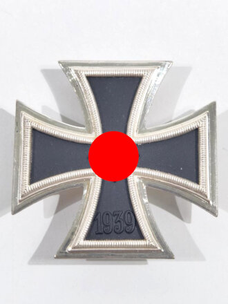 Eisernes Kreuz 1. Klasse 1939 mit Hersteller " L/11 " für " Wilhelm Deumer, Lüdenscheid " mit Umkarton dieser Beschädigt, Eisernes Kreuz und Etui im Bestzustand, Hakenkreuz mit voller Schwärzung,