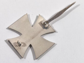 Eisernes Kreuz 1. Klasse 1939 mit Hersteller " L/11 " für " Wilhelm Deumer, Lüdenscheid " mit Umkarton dieser Beschädigt, Eisernes Kreuz und Etui im Bestzustand, Hakenkreuz mit voller Schwärzung,