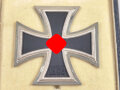 Eisernes Kreuz 1. Klasse 1939 mit Hersteller " L/11 " für " Wilhelm Deumer, Lüdenscheid " mit Umkarton dieser Beschädigt, Eisernes Kreuz und Etui im Bestzustand, Hakenkreuz mit voller Schwärzung,