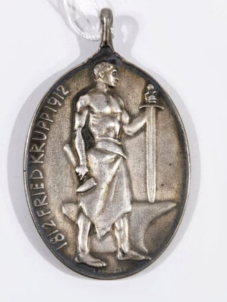 Tragbare Medaille 100 Jahre Friedrich Krupp AG. 990er Silber mit Etui, Höhe mit Öse 60mm