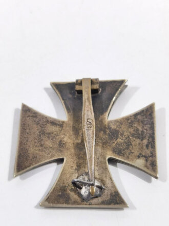 Eisernes Kreuz 1. Klasse 1939 mit Hersteller L/13 für " Paul Meybauer, Berlin ", Entnazifiziert, Rückseitig Nadelhaken gelötet, Zarge aufgebrochen