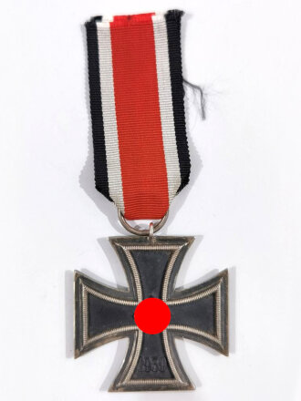 Eisernes Kreuz 2. Klasse 1939 mit Bandabschnitt, Hakenkreuz mit voller Schwärzung, guter Zustand