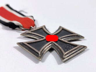 Eisernes Kreuz 2. Klasse 1939 mit Bandabschnitt, Hakenkreuz mit voller Schwärzung, guter Zustand