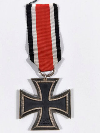 Eisernes Kreuz 2. Klasse 1939 mit Bandabschnitt, Hakenkreuz mit voller Schwärzung, guter Zustand