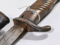 1.Weltkrieg, Seitengewehr Ersatz, Kammermäßig gekürztes 98 lang mit zugehöriger Lederscheide, ungereinigt, Drücker fest