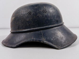 Stahlhelm Luftschutz. Kinnriemen gerissen, ungereinigter Scheunenfund