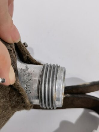 Feldflasche Wehrmacht mit unrichtigem, wohl neuzeitlichen Becher