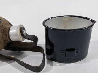 Feldflasche Wehrmacht mit unrichtigem, wohl neuzeitlichen Becher