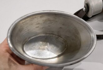 Feldflasche Wehrmacht mit unrichtigem, wohl neuzeitlichen Becher