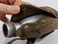Feldflasche Wehrmacht mit unrichtigem, wohl neuzeitlichen Becher