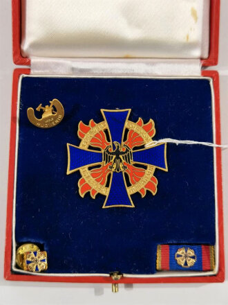 Deutsches Feuerwehr- Ehrenkreuz in Gold als Steckkreuz im Etui, dazu Bandspange und Knopflochspange
