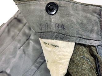 Luftwaffe, Hose für Bodentruppen. Späte Fertigung, für Felddivision, HG usw. Erinnert an die Fallschirmjäger Hosen, hat aber keine Tasche für das Kappmesser. Getragenes Kammerstück in gutem Gesamtzustand