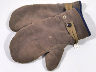 Luftwaffe, Paar gefütterte Handschuhe mit Schlitzen für die " Schießfinger" Das Teddyfutter kennne ich so sonst nur von gefütterten Wintermützen für die Luftwaffe.