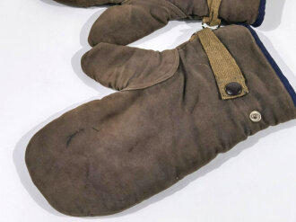 Luftwaffe, Paar gefütterte Handschuhe mit Schlitzen für die " Schießfinger" Das Teddyfutter kennne ich so sonst nur von gefütterten Wintermützen für die Luftwaffe.