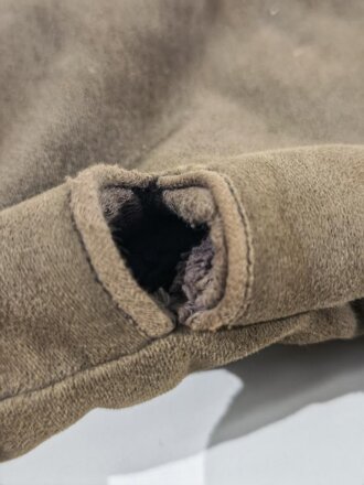 Luftwaffe, Paar gefütterte Handschuhe mit Schlitzen für die " Schießfinger" Das Teddyfutter kennne ich so sonst nur von gefütterten Wintermützen für die Luftwaffe.