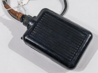 Stirnlampe mit Batteriekasten Wehrmacht. Gummi wiech, Funktion nicht geprüft. Gehört zum Kasten " Beleuchtungsgerät für Strichplatte" als MG Zubehör