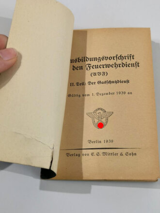 Feuerwehr III.Reich " Ausbildungsvorschrift für den Feuerwehrdienst II.teil: Der Gasschutzdienst" Berlin 1939 mit 111 Seiten