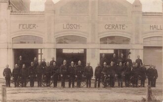 Feuerwehr , Foto von Mannschaft vor " Feuer Lösch geräte Halle" 9 x 14cm