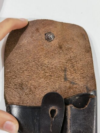 Pistolentasche, dunkelbraunes Leder, vermutlich aus der Zeit des 2.Weltkrieg. Getragenes Stück, Gesamthöhe 13cm