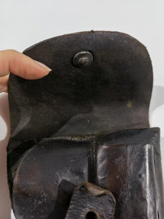 Pistolentasche, geschwärztes Leder, getragenes Stück. Gesamthöhe 15cm