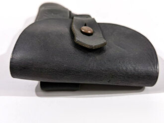 Pistolentasche, geschwärztes Leder, getragenes Stück. Gesamthöhe 13cm