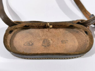 Regenschutzdeckel mit Trageriemen für ein Dienstglas der Reichswehr, datiert 1937