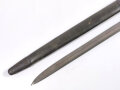 U.S. WWI, AEF Remington M1917 Bayonet (British P1913) with second pattern leather scabbard M1917, 55 cm (22"), good condition