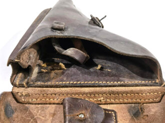Koffertasche Pistole 08 Wehrmacht datiert 1937. getragenes Stück , die Koppelschlaufen repariert, dunkelbraun