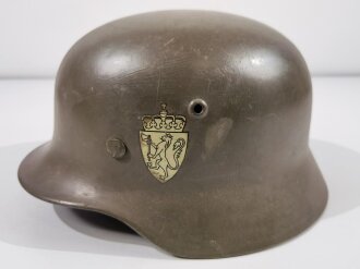 Norwegen, Stahlhelm der ehemaligen deutschen Wehrmacht, von der norwegischen Armee neu lackiert und mit norwegischen Emblemen versehen. Quist 66