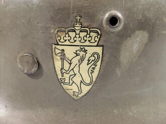 Norwegen, Stahlhelm der ehemaligen deutschen Wehrmacht, von der norwegischen Armee neu lackiert und mit norwegischen Emblemen versehen. Quist 66