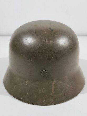 Norwegen, Stahlhelm der ehemaligen deutschen Wehrmacht, von der norwegischen Armee neu lackiert und mit norwegischen Emblemen versehen. Quist 66