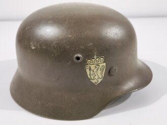 Norwegen, Stahlhelm der ehemaligen deutschen Wehrmacht, von der norwegischen Armee neu lackiert und mit norwegischen Emblemen versehen. Quist 66