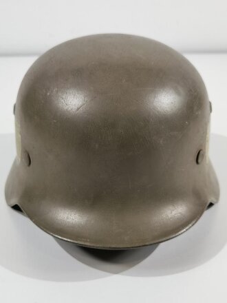 Norwegen, Stahlhelm der ehemaligen deutschen Wehrmacht, von der norwegischen Armee neu lackiert und mit norwegischen Emblemen versehen. Quist 66