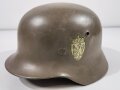 Norwegen, Stahlhelm der ehemaligen deutschen Wehrmacht, von der norwegischen Armee neu lackiert und mit norwegischen Emblemen versehen. Quist 66