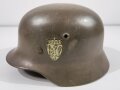 Norwegen, Stahlhelm der ehemaligen deutschen Wehrmacht, von der norwegischen Armee neu lackiert und mit norwegischen Emblemen versehen. Quist 66