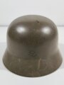 Norwegen, Stahlhelm der ehemaligen deutschen Wehrmacht, von der norwegischen Armee neu lackiert und mit norwegischen Emblemen versehen. Quist 66